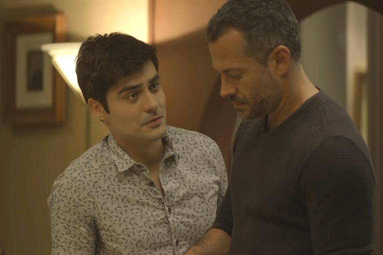 Leandro (Guilherme Leicam) e Agno (Malvino Salvador) em "A Dona do Pedaço"