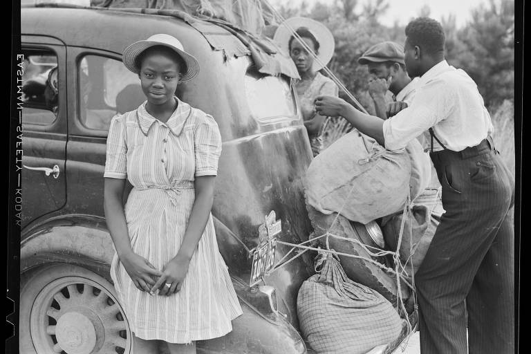 Fotografia de Jack Delano, 'Group of Florida migrants on their way to Cranberry, New Jersey, to pick potatoes' (grupo de migrantes da Flórida a caminho de Cranberry, New Jersey, para colher batatas), Carolina do Norte, 1940

