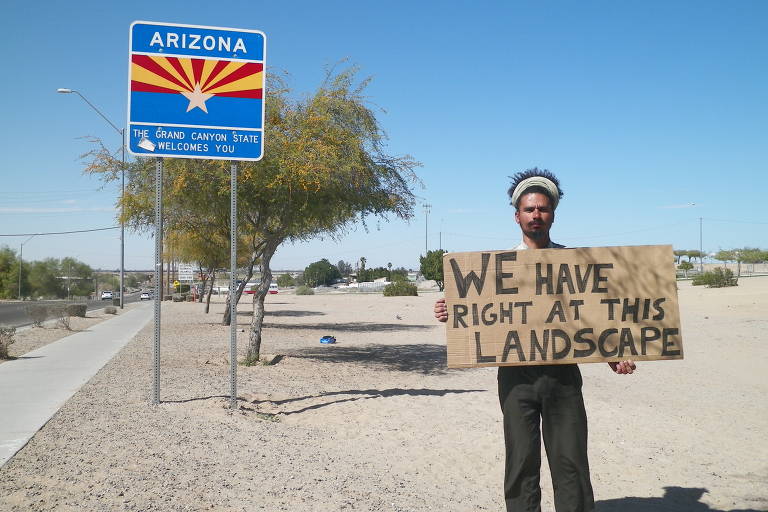 Performance 'Notícias do brasileiro Paulo Nazareth, 2011/2012 
