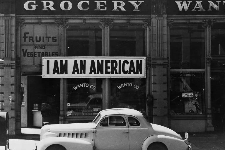 The warmth of other suns: stories of global displacement
Dorothea Lange, 'I Am an American' (eu sou um americano), 1942