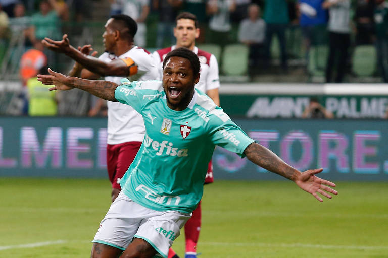 Luiz Adriano comemora um de seus três gols marcados contra o Fluminense