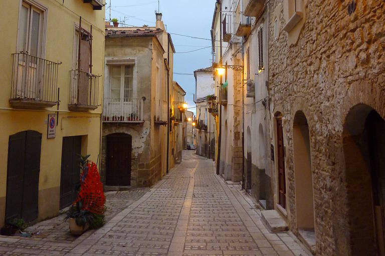 Rua de Larino, na região de Molise, na Itália
