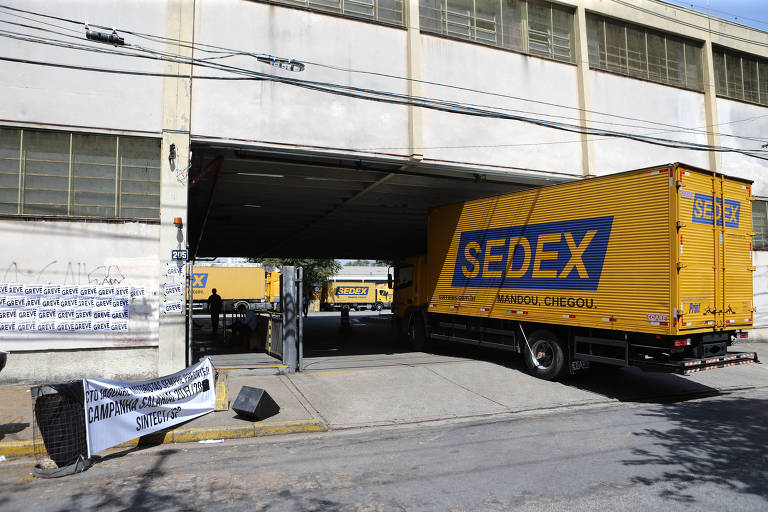 Caminhão do Sedex; Correios aumentaram entregadas na pandemia 