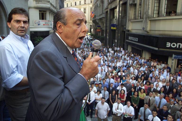 Em novembro de 2001, durante greve no pregão, Raymundo Magliano Filho, então presidente da Bovespa, e o sindicalista Paulinho da Força, fizeram uma assembleia com operadores para decidir o rumo do protesto. Na época, os manifestantes eram contrários à cobrança da CPMF para os negócios com ações e o aumento da alíquota de Imposto de Renda