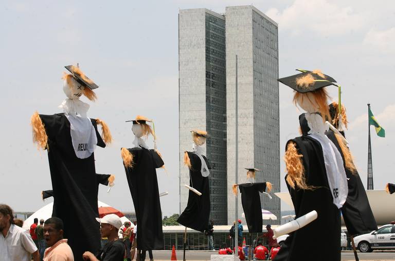 Em outubro de 2007, representantes da esquerda também se mobilizaram contra o tributo. Entidades sindicais, movimentos sociais e estudantil se reuniram em Brasília para protestar contra reforma da Previdência, o leilão da Vale do Rio Doce, a transposição do rio São Francisco, a CPMF e a permanência do senador Renan Calheiros
