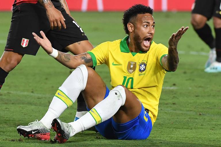 Neymar reclama de falta no amistoso contra o Peru, disputado este mês, nos Estados Unidos