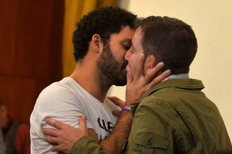 O jornalista Glenn Greenwald beija o marido, o deputado federal David Miranda (PSOL-RJ) durante evento na Associação Brasileira de Imprensa, no Rio