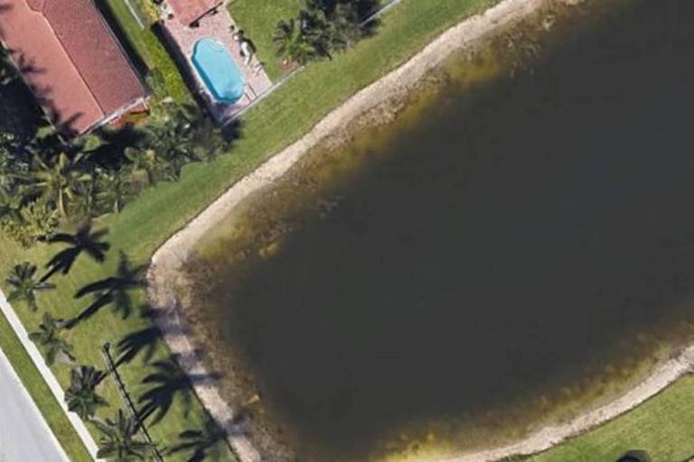Imagens de satélite do Google revelaram carro afundado em lago da Flórida