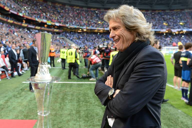 Com o Benfica, Jorge Jesus foi vice-campeão da Europa League de 2013. Já no intervalo, com a partida em 0 a 0, o treinador não exibia semblante muito contente