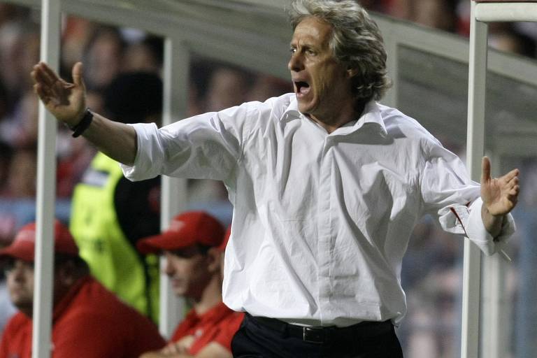 O primeiro clube de destaque da carreira de Jesus foi o Benfica, no qual estreou na temporada 2009-2010