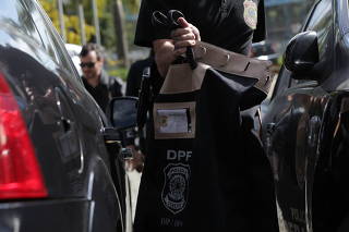 Policiais levam malote para a sede da PF em SP