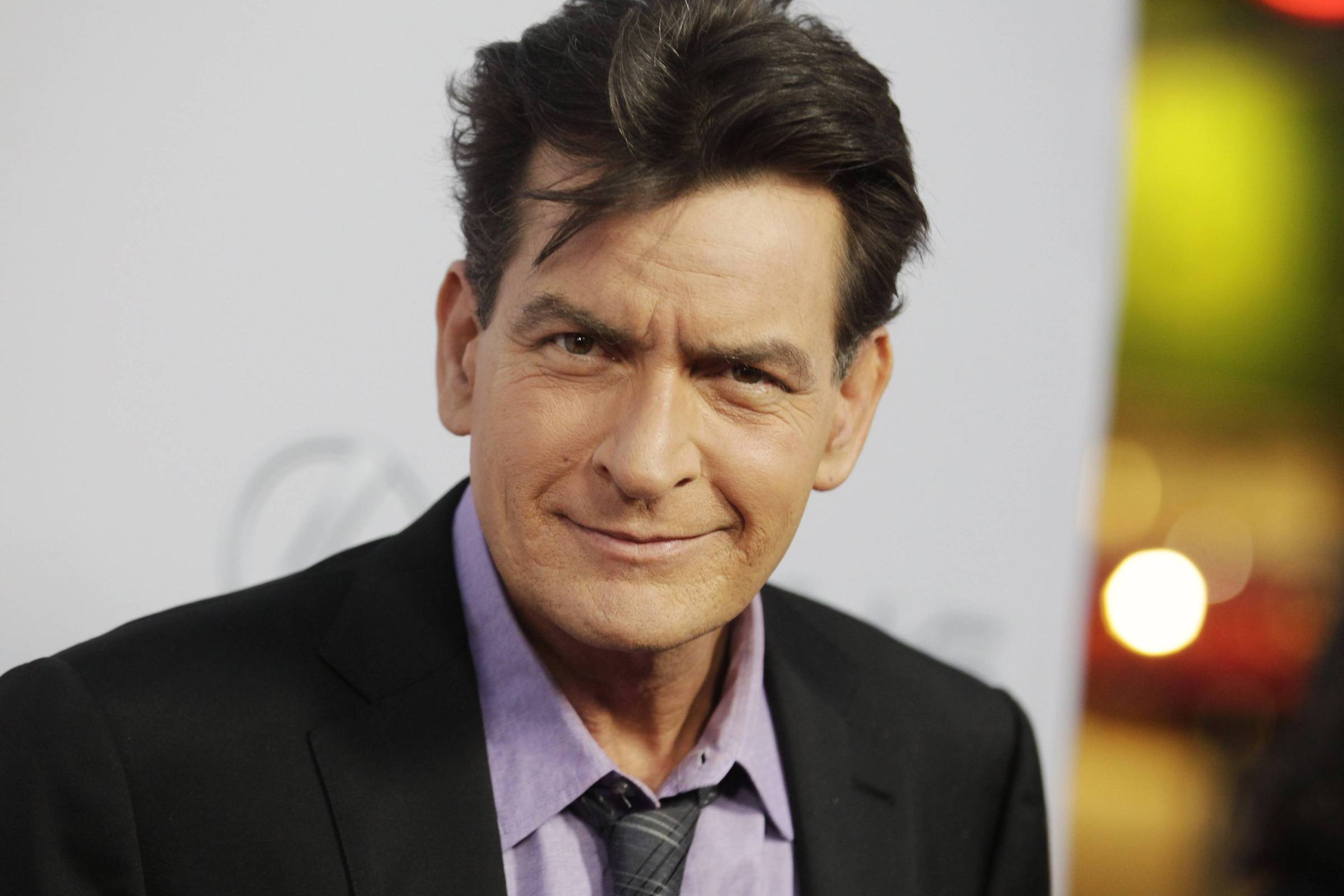 F5 Celebridades Charlie Sheen é Acusado De Abusar Sexualmente De Ator Mirim De Os Garotos 