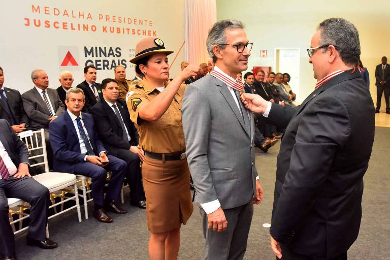 O governador de Minas, Romeu Zema, recebe medalha JK, que prometeu extinguir, em Diamantina, em 12.set.2019