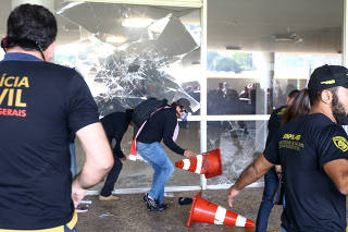 Policiais quebram vidros em protesto contra reforma da Previdência