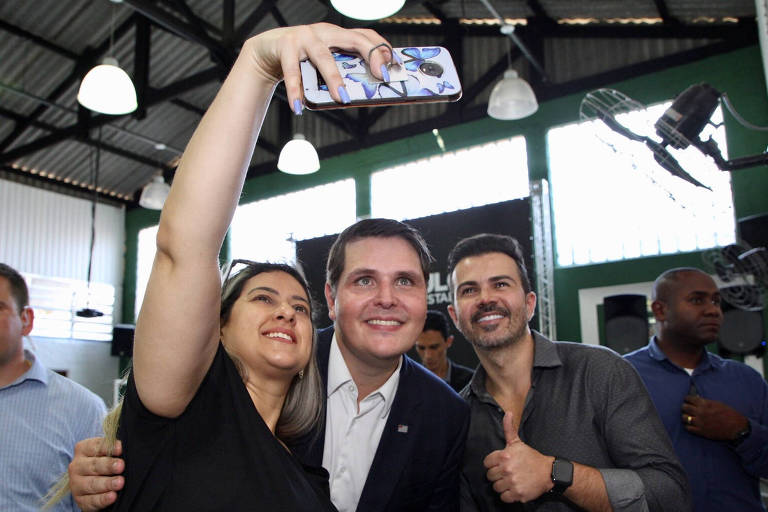 Governador em exercício, Cauê Macris (PSDB) tira selfie com apoiadores neste domingo (15) em Bertioga, ao cumprir agenda na cidade para celebração de convênios