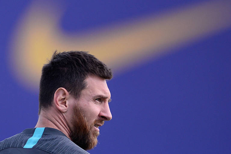 Jogador Lionel Messi acompanha o treino.
