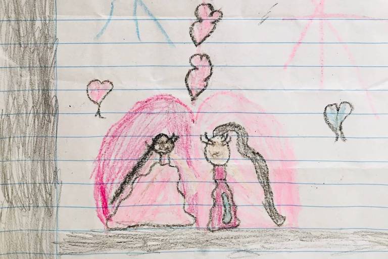 Desenho em folha de caderno; duas crianças vestidas de cor de rosa com um coração ao fundo