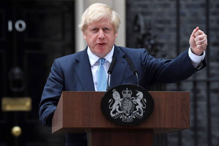 O primeiro-ministro britânico, Boris Johnson, discursa em frente ao número 10 de Downing Street, em Londres