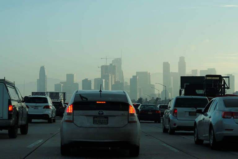 Congestionamento de carros em Los Angeles, Califórnia 