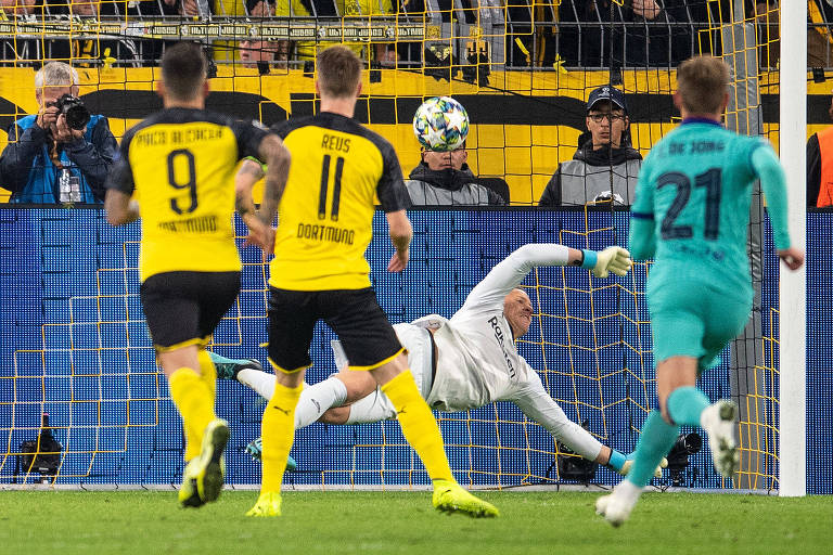 O goleiro do Barcelona, Ter Stegen, defende a cobrança de pênalti de Marco Reus, do Borussia Dortmund, no empate sem gols na estreia da Liga dos Campeões da Europa