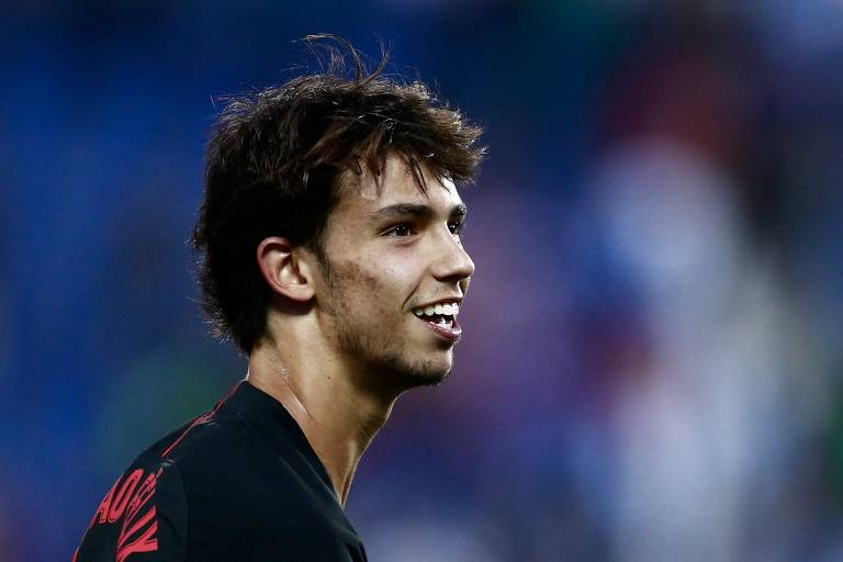João Felix sorri após jogo da Liga Espanhola entre o Leganes e o Atlético de Madrid no estádio Butarque, em Leganes, a sudoeste de Madri, na Espanha