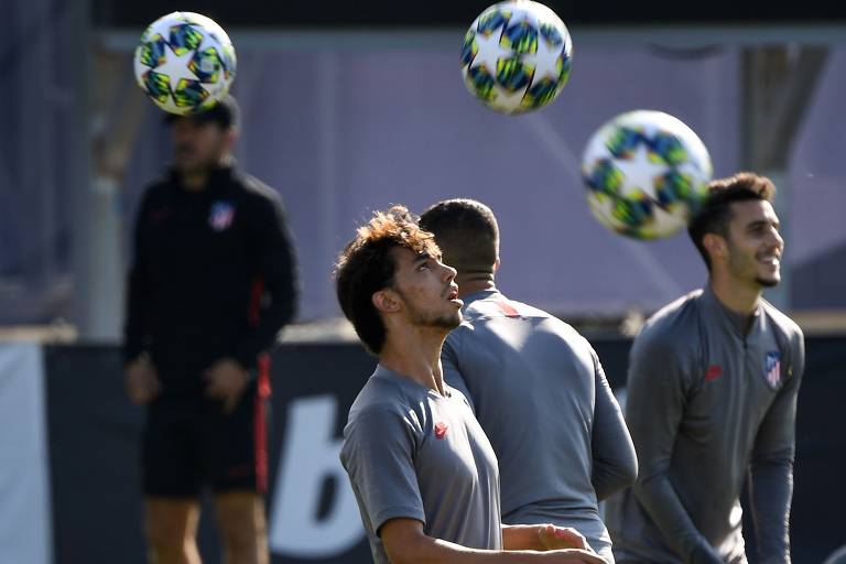 Ao lado de outros atletas, João Felix treina com bola no Wanda Sport City, em Majadahonda, na Espanha