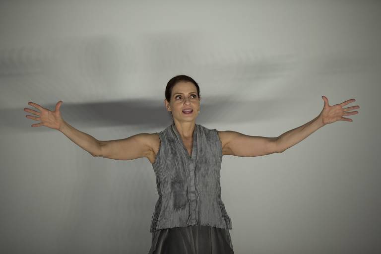 Denise Fraga em cena do monólogo 'Eu de Você', em São Paulo
