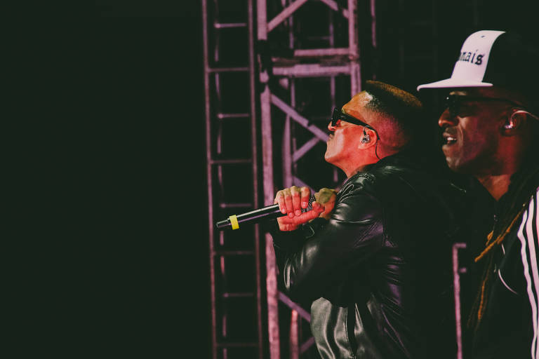 Mano Brown (esq.) e Ice Blue em show do Racionais MC's na turnê comemorativa de 30 anos, no ginásio Nilson Nelson, em Brasília
