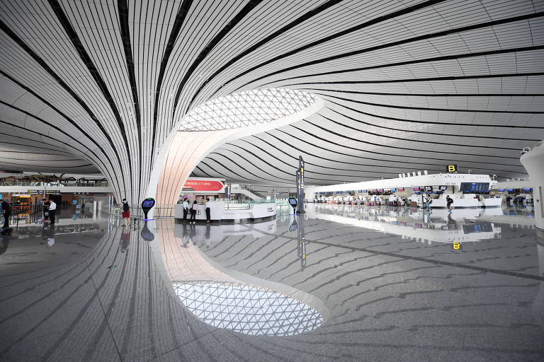 O aeroporto foi projetado pela arquiteta iraquiano-britânica Zaha Hadid (1950-2016), primeira mulher a receber o Pritzker, o "Oscar da arquitetura". As curvas sinuosas estão entre suas principais marcas