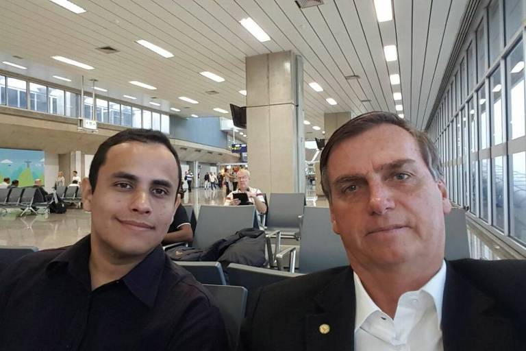 O assessor do Planalto Tercio Arnaud Tomaz tira foto com o presidente Jair Bolsonaro em aeroporto
