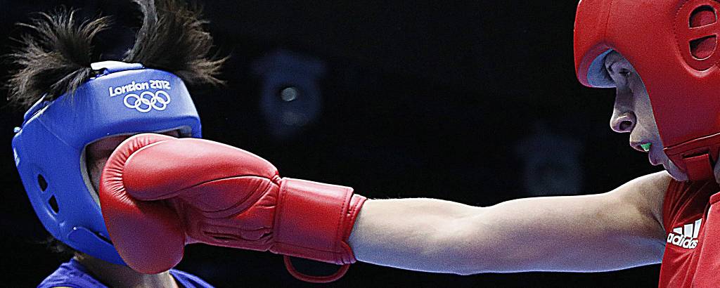 Boxeadora acerta rosto de rival em luta válida pelos Jogos Olímpicos de Londres, em 2012