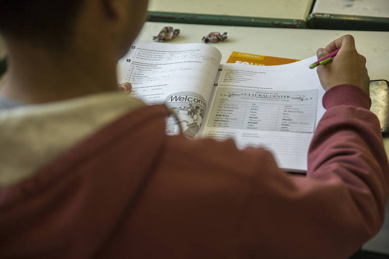 jovem escreve em caderno