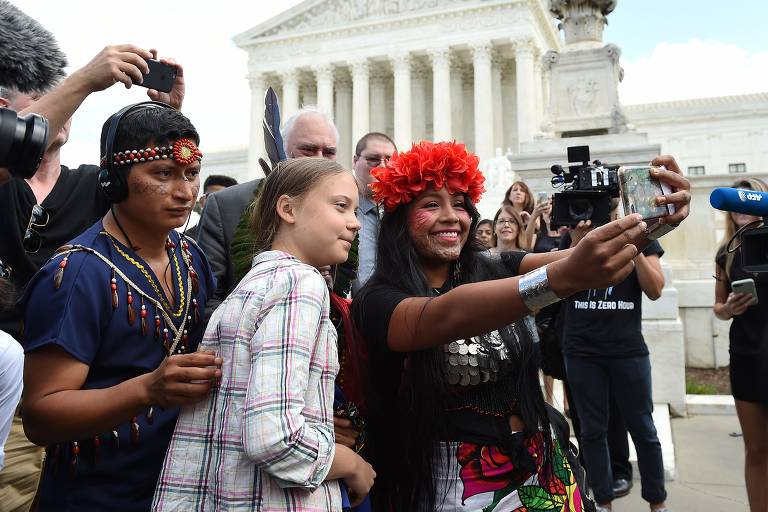 Ativistas pedem uma selfie com Greta Thunberg em frente à Suprema Corte americana