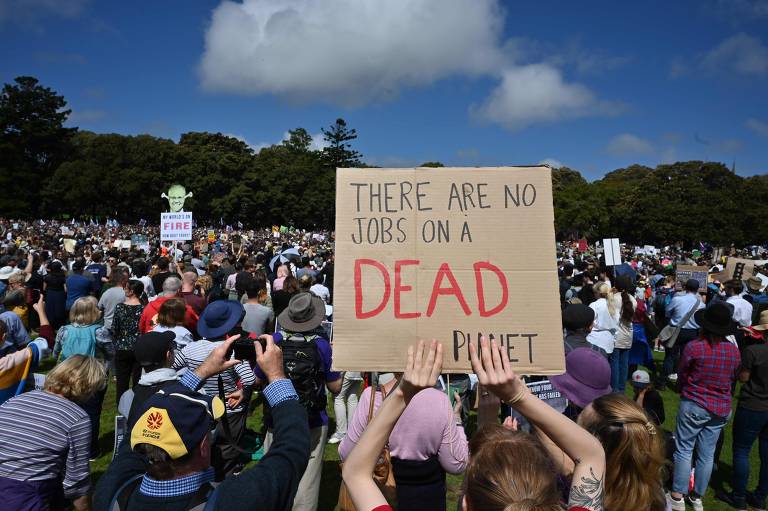 Em diferentes países do mundo, manifestantes se unem para protestar nas ruas contra o aquecimento global; na Austrália, a greve pelo clima é tida como a maior já vista