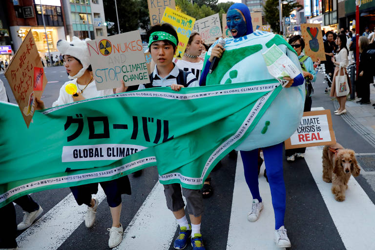 Participantes de ato marcham em dia de greve global pelo clima nas ruas de Tóquio, no Japão