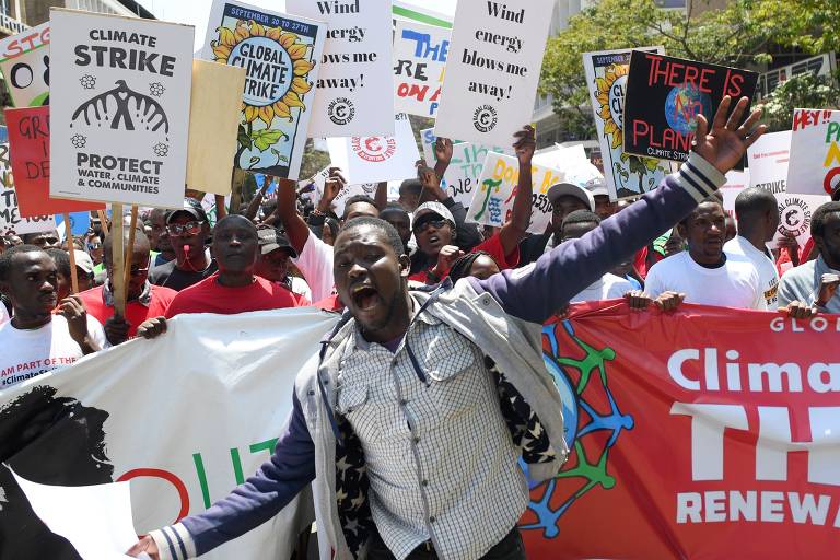 Em Nairobi, no Quênia, milhares de manifestantes fazem carreata repleta de cartazes e faixas com alertas cobre a crise do clima no planeta