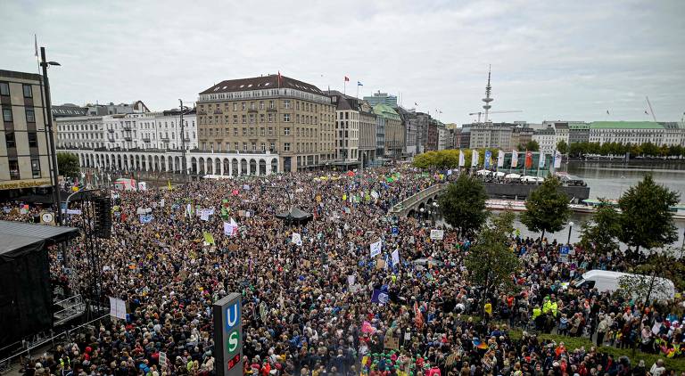 Milhares de manifestantes lotam o centro de Hamburgo, no norte da Alemanha durante o protesto "Sextas pelo Futuro" e pedem medidas contra o aquecimento global
