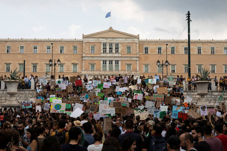 Estudantes gregos e ativistas do clima se encontram no centro de Atenas para protestar