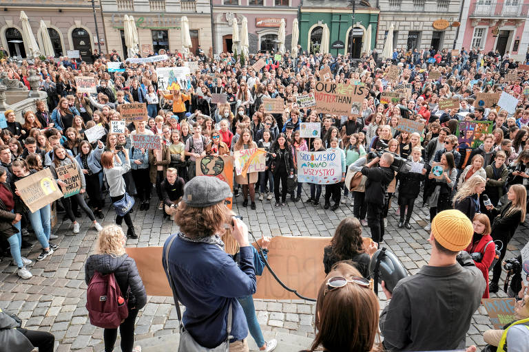 Em Poznan, na Polônia, jovens ativistas protestam em praça contra o aquecimento global