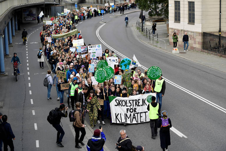 Em Stockholm, na Suécia, jovens fecham via para fazer passeata a favor do meio ambiente
