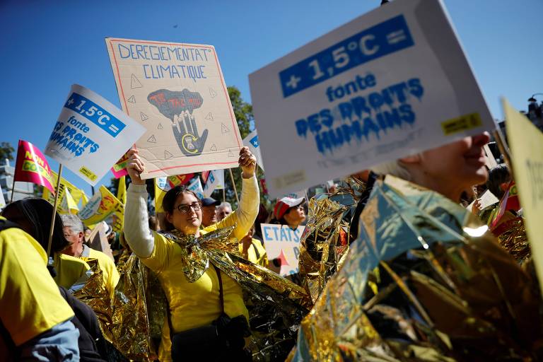 Em Paris, manifestantes vestem roupa amarela para se unir aos protestos gerais que ocorrem ao redor do mundo