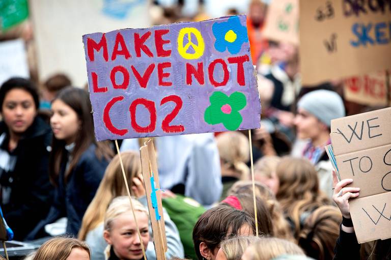 Em Copenhagen, na Dinamarca, manifestantes pedem mais amor e menos C02