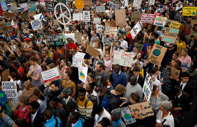 Na Cidade do Cabo, jovens marcham a favor de medidas contra a crise do clima