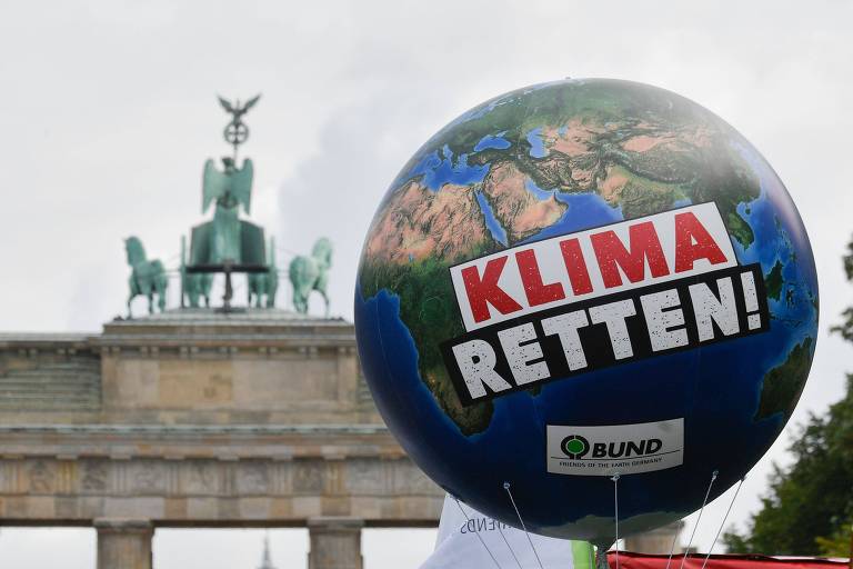 Balão diz "Salve o clima" em frente ao portão de Brandenburgo, em Berlim, nesta sexta (20)