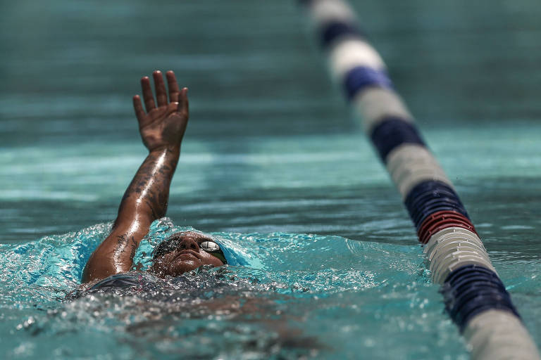 Nadadora Ana Marcela durante treino em Santos