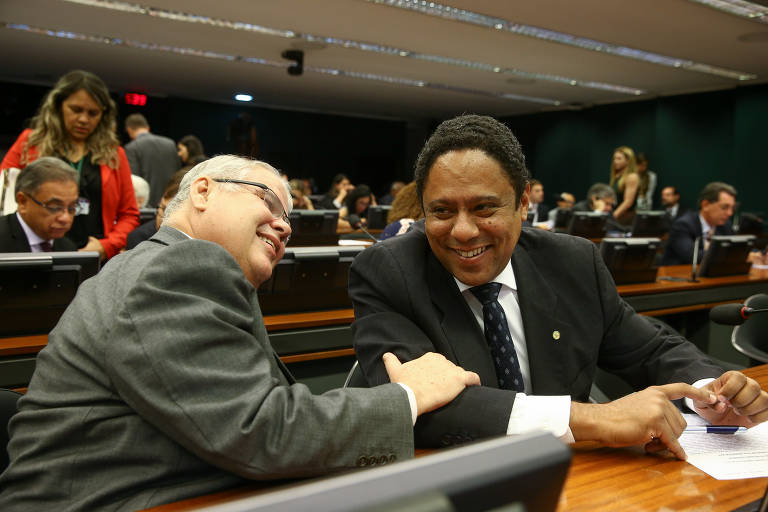 O deputado Orlando Silva (PC do B), à direita, é cotado para a candidatura às eleições de 2020 em São Paulo. Na foto, conversa com o deputado Vicente Cândido (PT-SP)