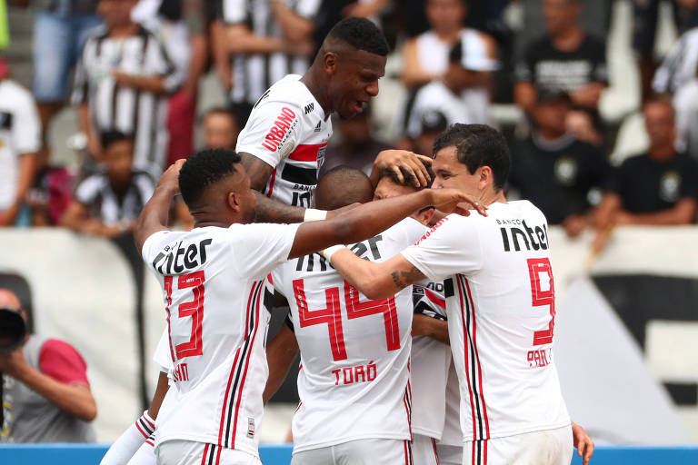 Jogadores do São Paulo celebram gol marcado contra o Botafogo em jogo pelo Campeonato Brasileiro