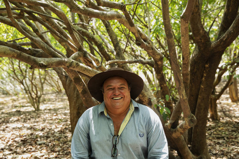 O produtor rural Vilamir Longo, que cria pirarucu após transformar crateras do garimpo em tanques.