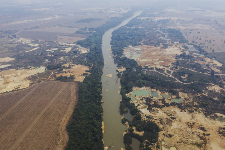 Vista aérea de garimpo de ouro localizado às margens do rio Peixoto de Azevedo, no norte do Mato Grosso