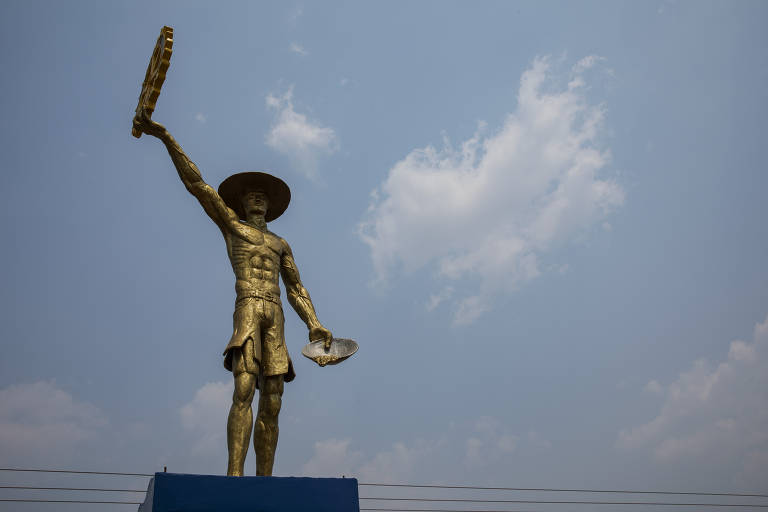 Estátua homenageia garimpeiro na entrada da cidade de Peixoto de Azevedo, no norte do Mato Grosso